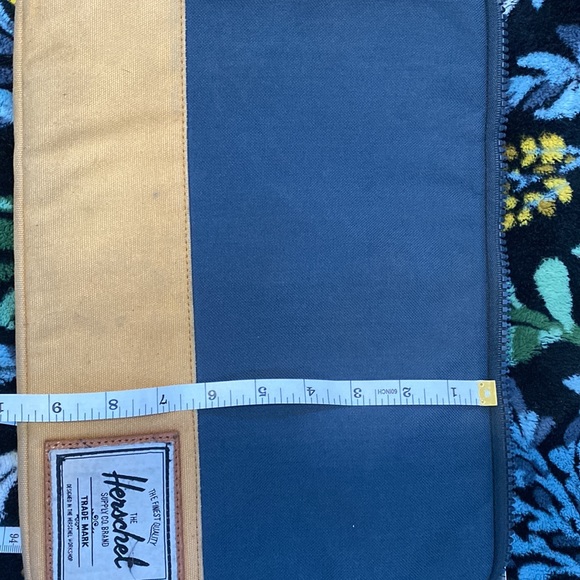 Herschel Backpack + Laptop pouch (Bundle) - Picture 9 of 9